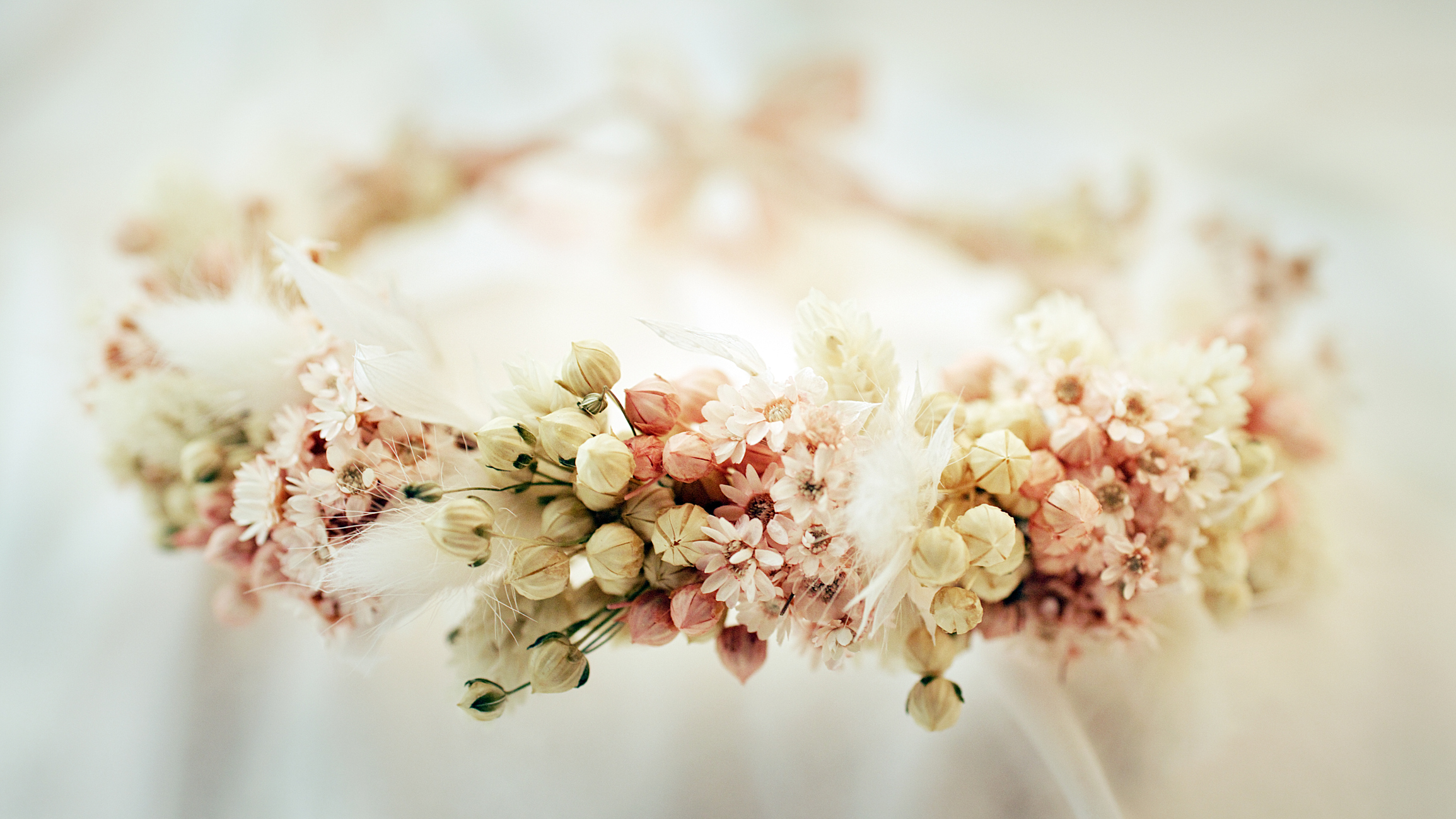 Rózsaszín és fehér virágkoszorú.