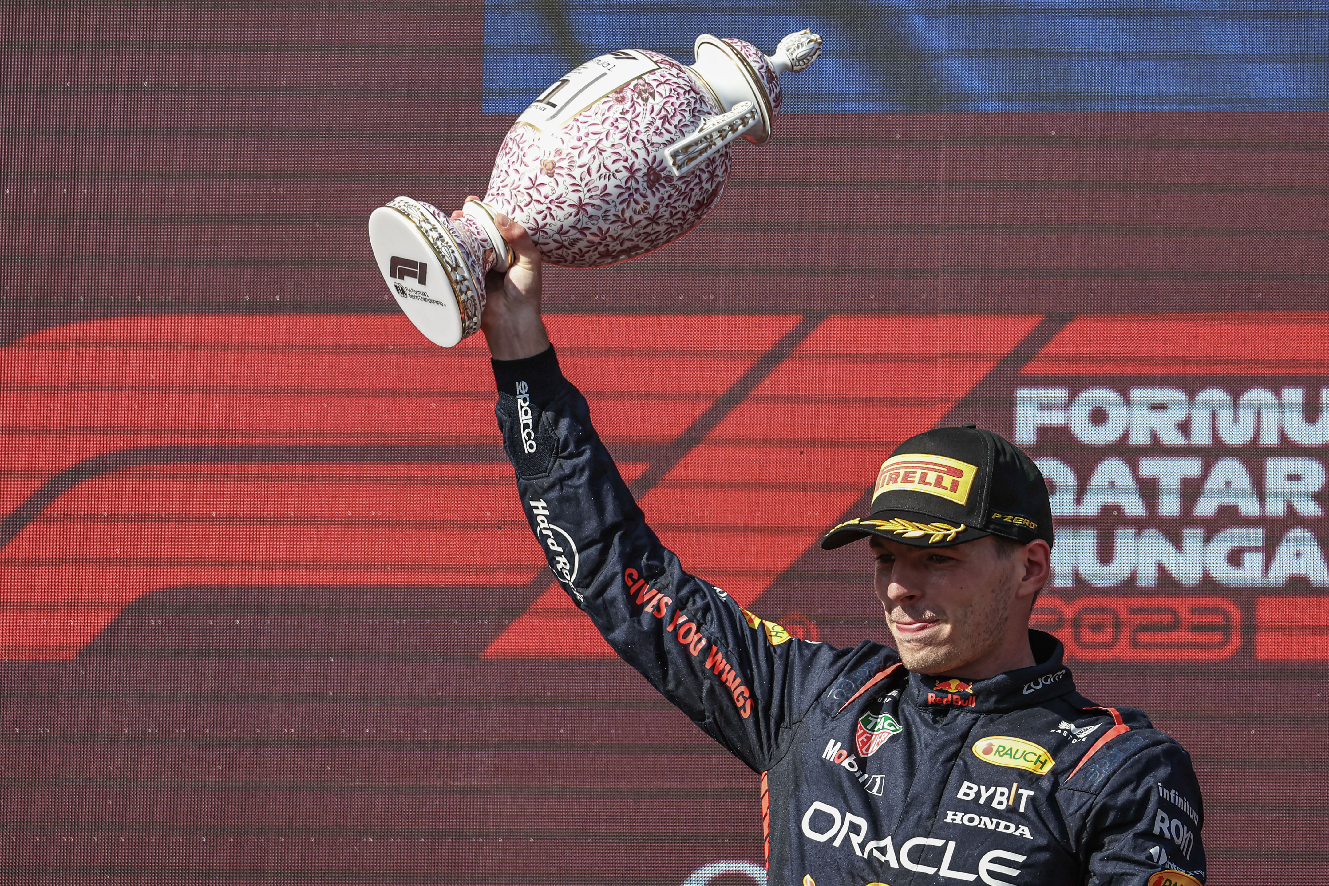 A holland Max Verstappen és az Oracle Red Bull Racing versenyzője ünnepel a dobogón az F1-es Magyar Nagydíjon a Hungaroringen 2023. július 23-án Budapesten.