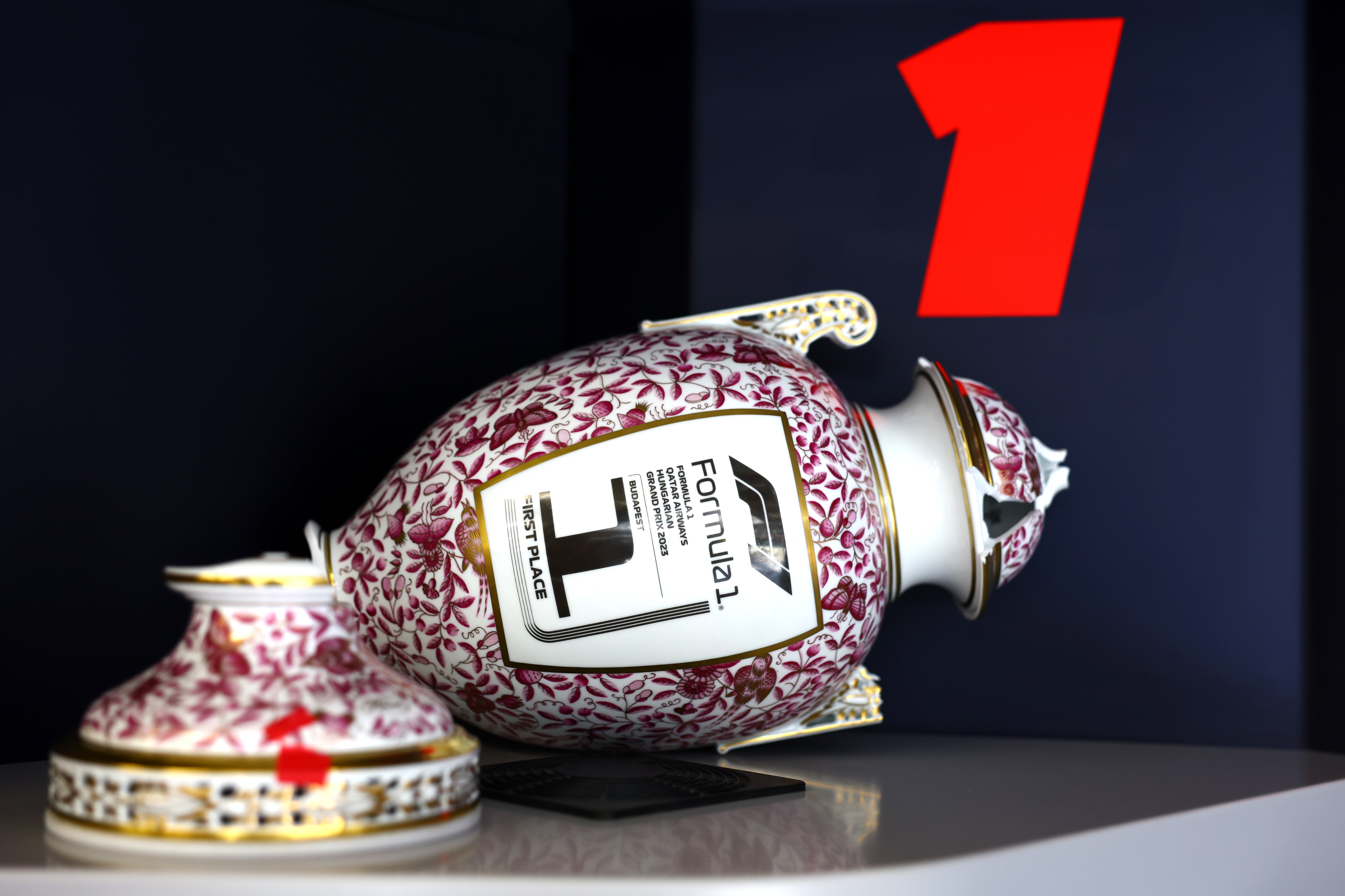 A holland Max Verstappen és az Oracle Red Bull Racing versenyzőjének futamgyőztes trófeája a garázsban az F1-es Magyar Nagydíj után a Hungaroringen 2023. július 23-án Budapesten.