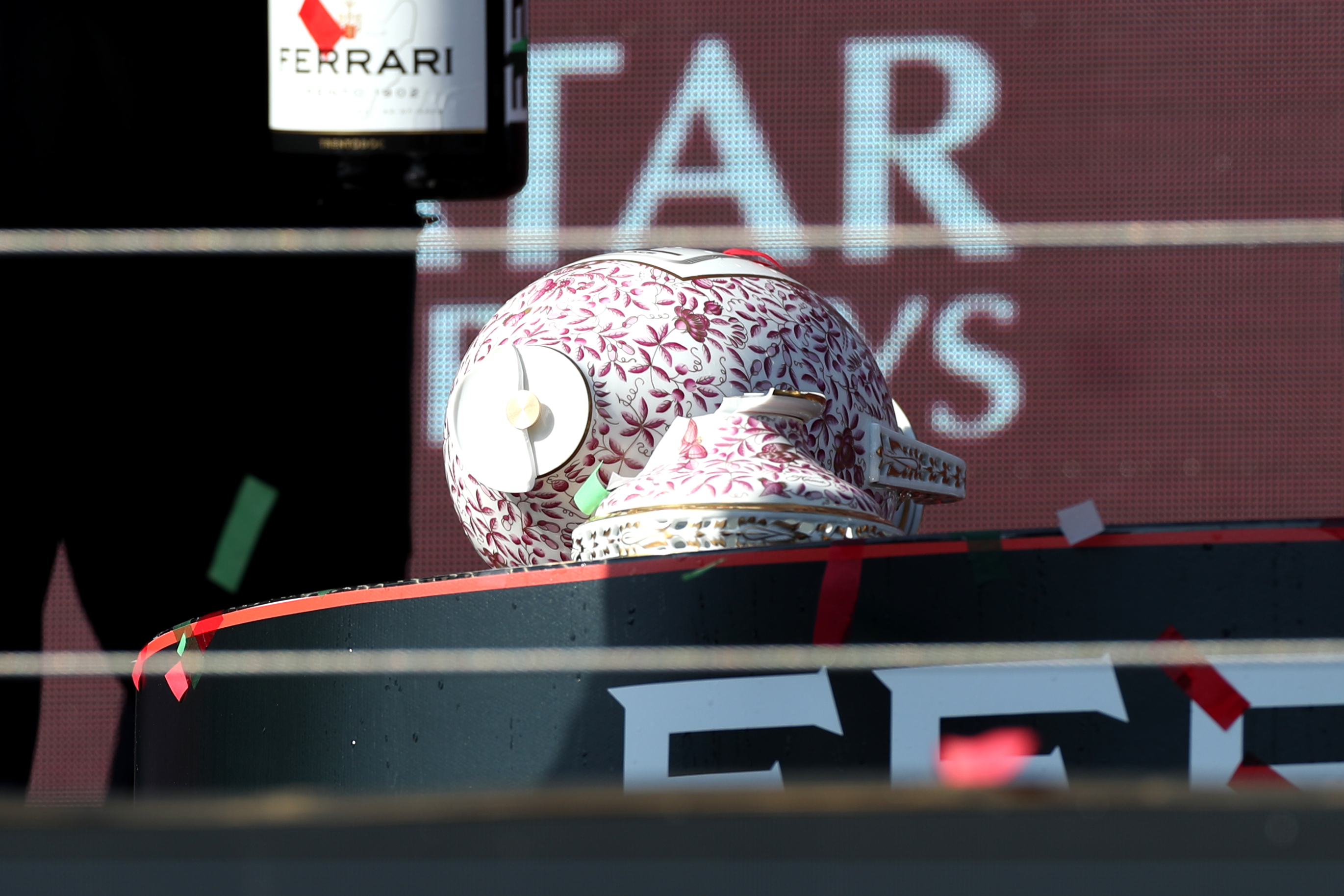 A holland Max Verstappen és az Oracle Red Bull Racing versenyzőjének futamgyőztes trófeája a dobogón az F1-es Magyar Nagydíjon a Hungaroringen 2023. július 23-án Budapesten.