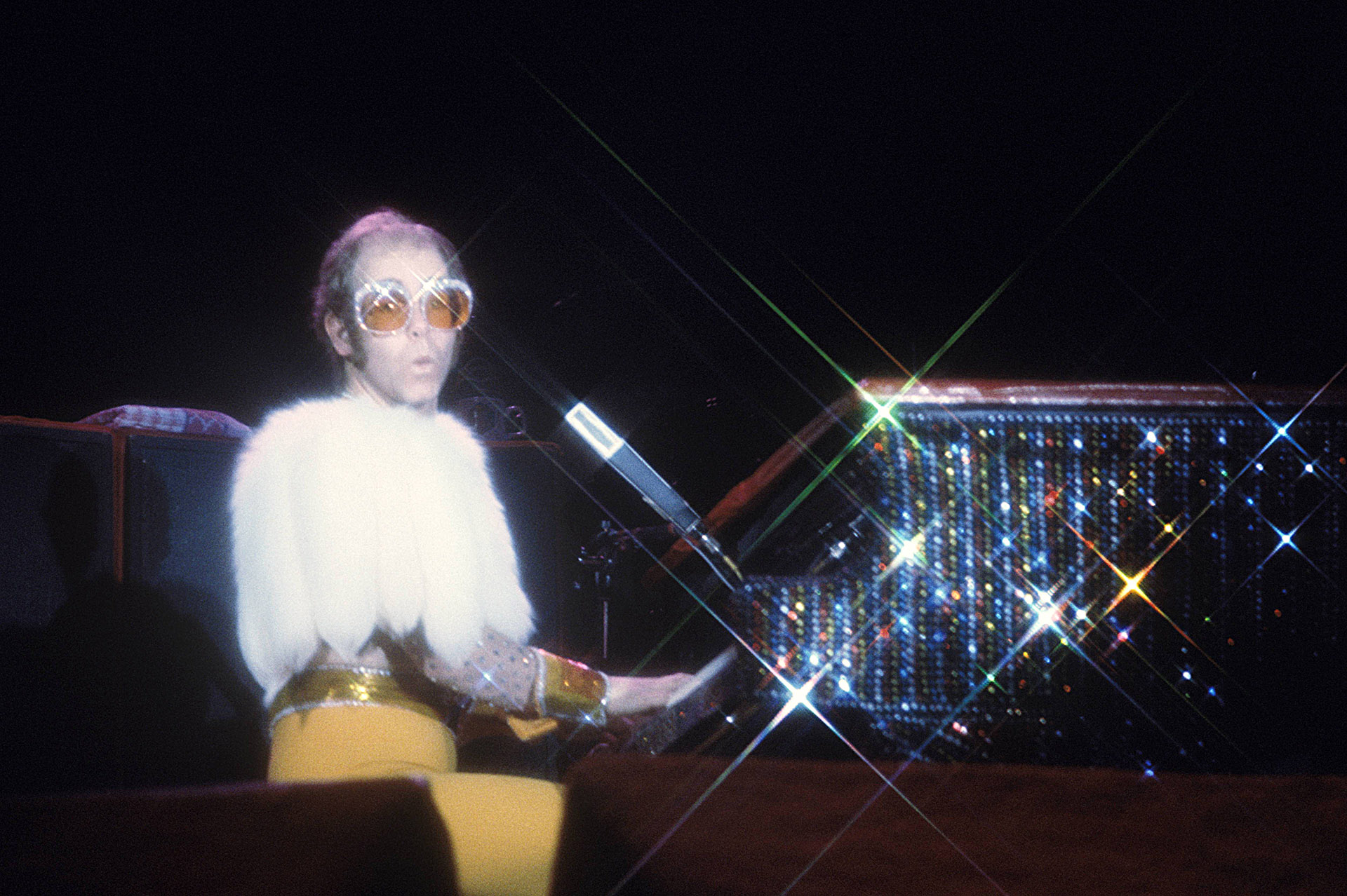 Elton John extravagáns ruhái