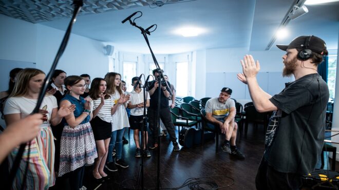 Mit kívánsz, Budapest? projekt - Júniusi szülinap c. rendezvénye a Bartók Emlékházban, ahol Szabó Lőrinc Általános Iskola 13 fős szolfézs csoportja a tanárnőjükkel és iamyank előadóművésszelközösen készítettek és rögzítettek egy dalt. A rendezvény házigazdája Szabó Simon színművész volt.