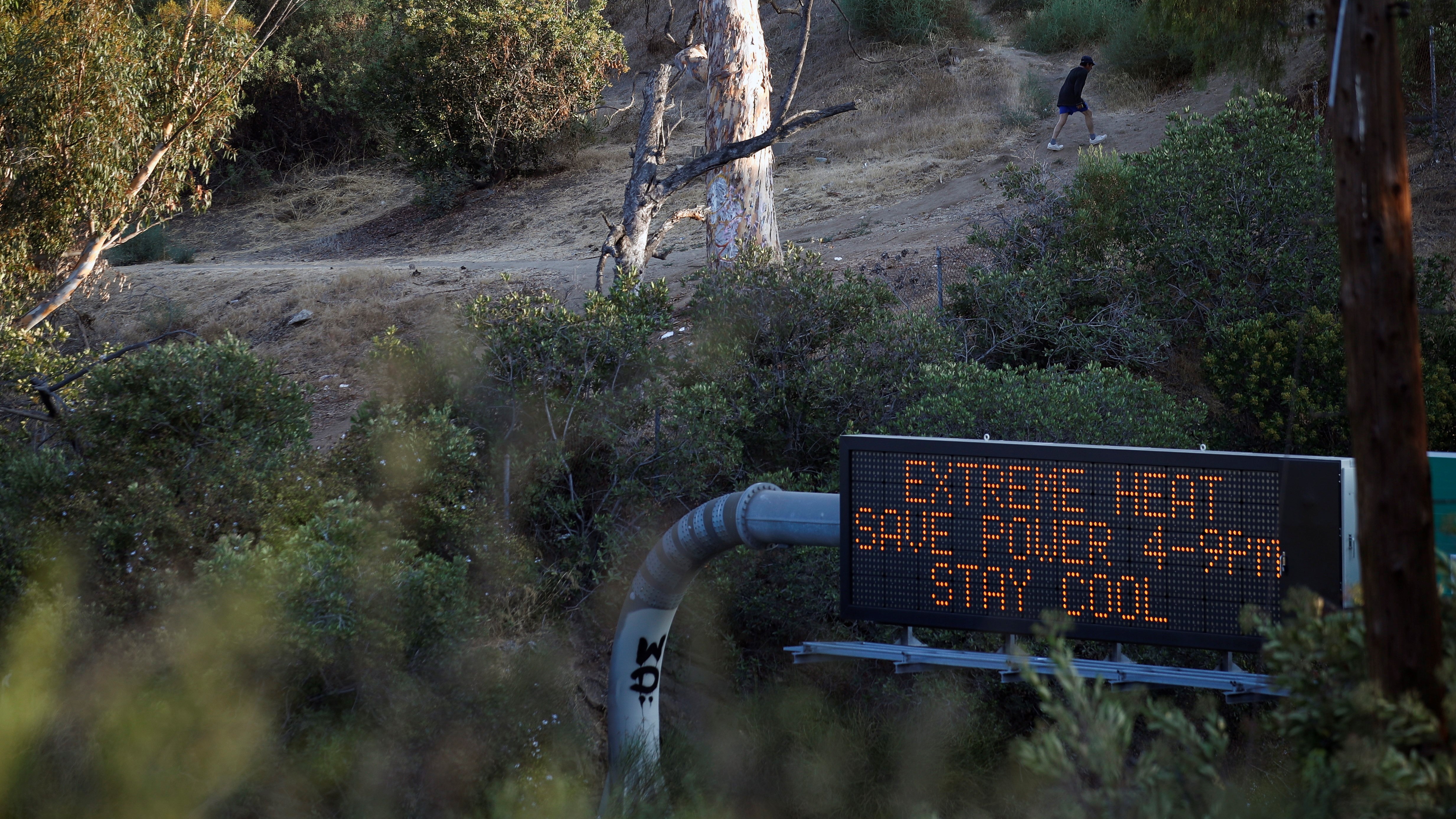 Hőhullámra figyelmeztető felirat a Los Angeles-i Arroyo Seco Parkway autópályán