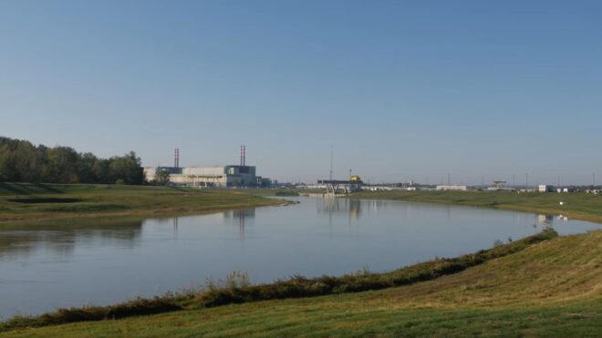 Olyan meleg van, hogy „lejjebb kellett tekerni” Paks teljesítményét