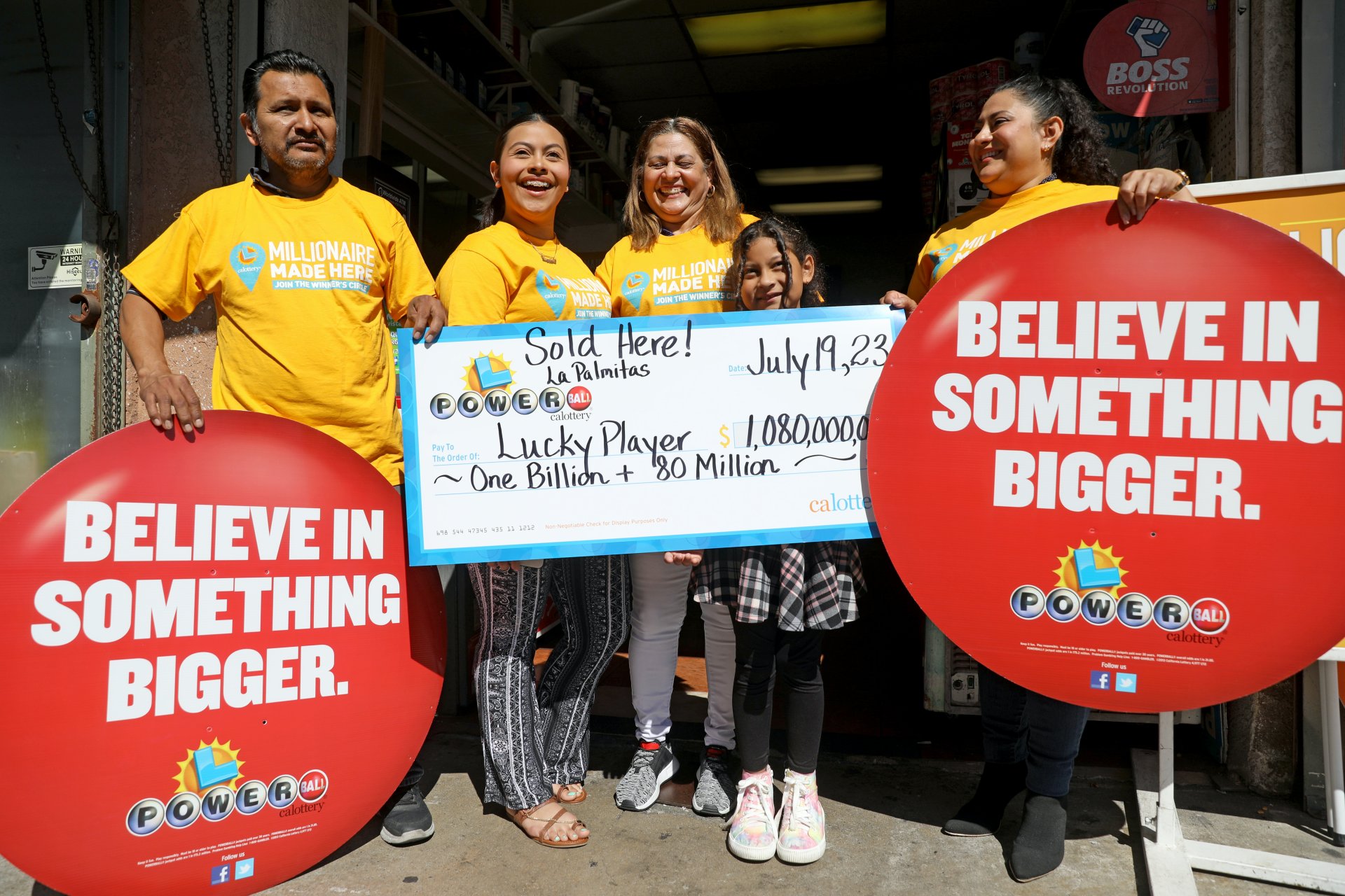 A boltot üzemeltető család. Maria Menjivar (középen) a Las Palmitas Mini Market tulajdonosa, az unokái, Sarai Palacios, 14 éves (balra), Natalia Palacios, 9 éves (jobbra), Navor Herrera (bal szélen) és Angelica Menjivar tulajdonos az édesanyjával 2023. július 20-án Los Angelesben, a Las Palmitas Mini Marketben, ahol korábban egy 1 milliárd dolláros Powerball-szelvényt adtak el.