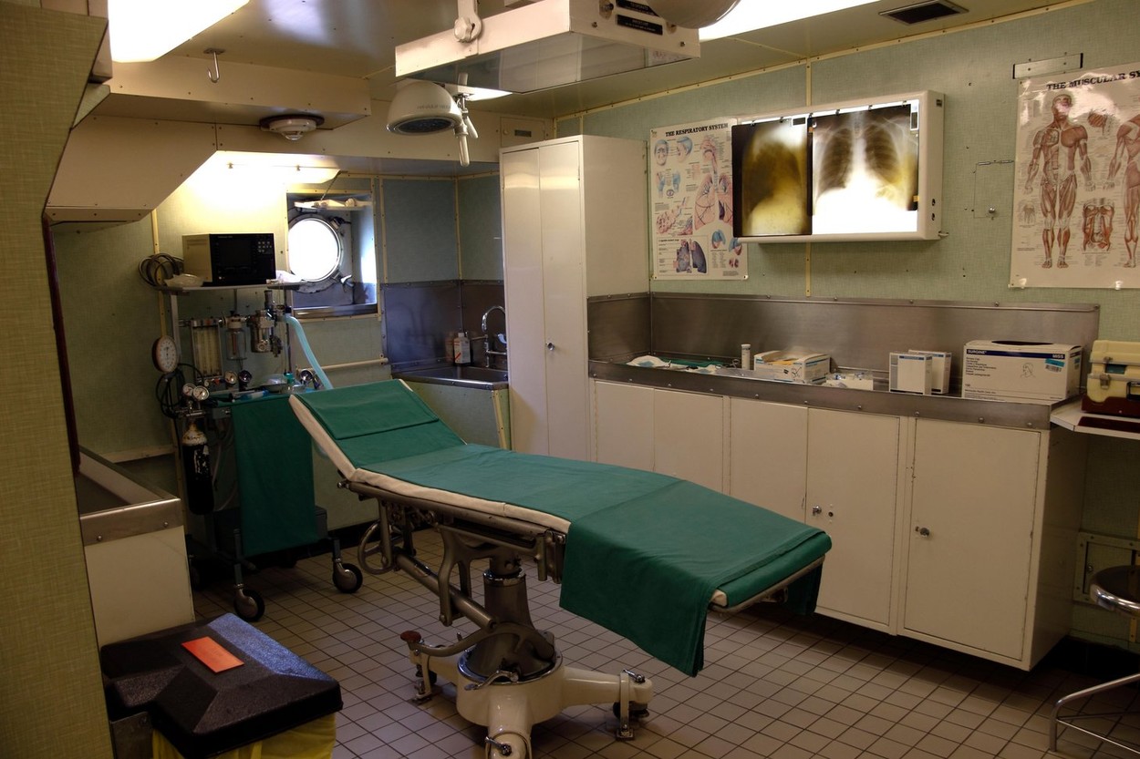 Orvosi szoba a Britannia fedélzetén.