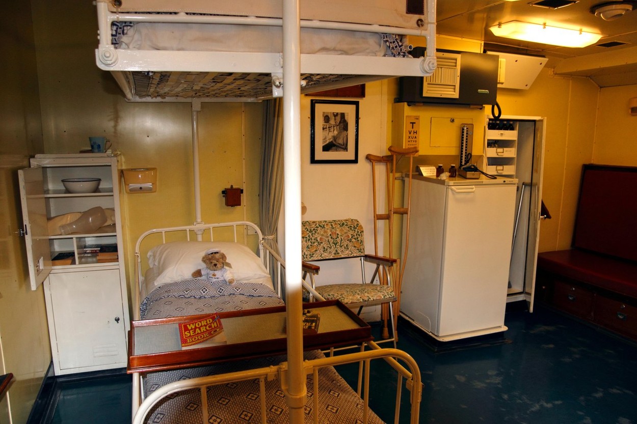 Fekhelyek az egészségügyi részlegen a Britannia fedélzetén.