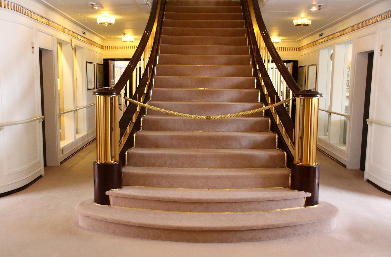 Lezárt lépcső a Britannián.