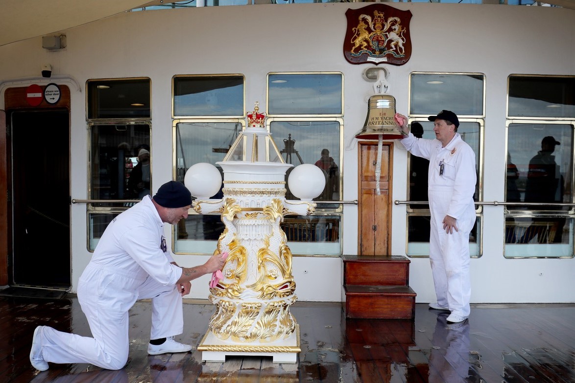 A legénység két egykori tagja, Andy Tutchings és Keith Thomas is segít abban, hogy a Britannia megőrizze régi állapotát még a kikötőben állva is