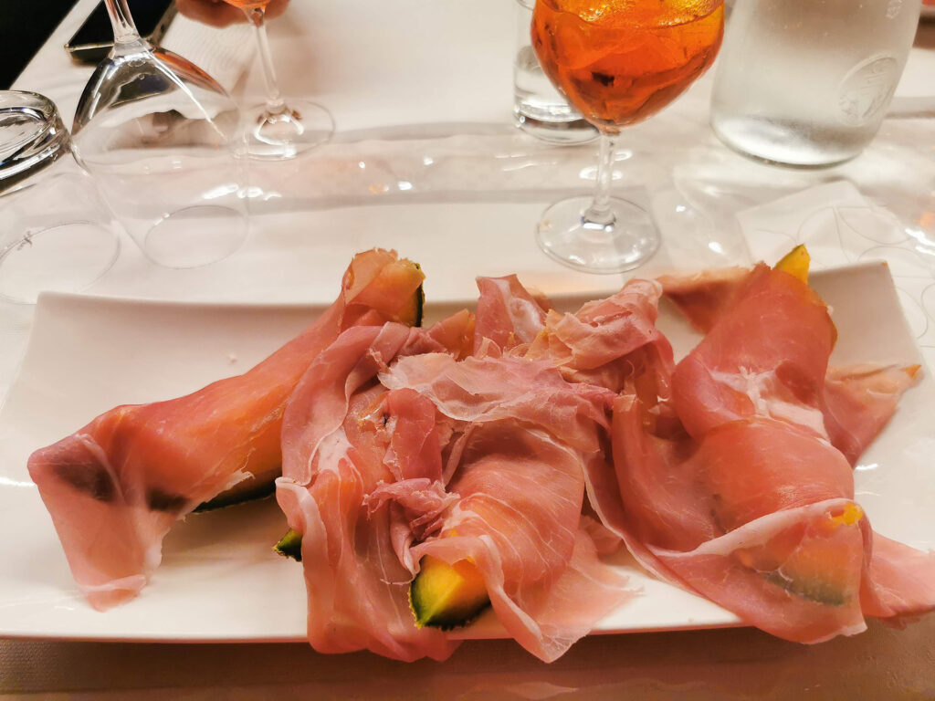 Prosciutto e melone, sárgadinnye sonkával. Ez így egy előétel