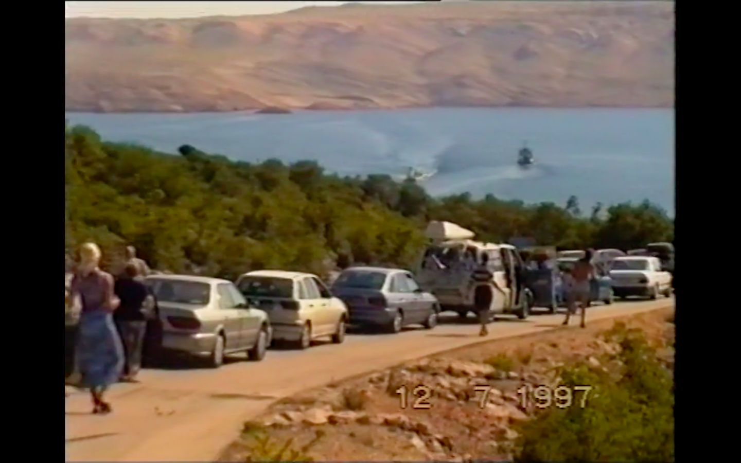 Csak a szokásos: órákig várakozó autós sor, a kompra várva.