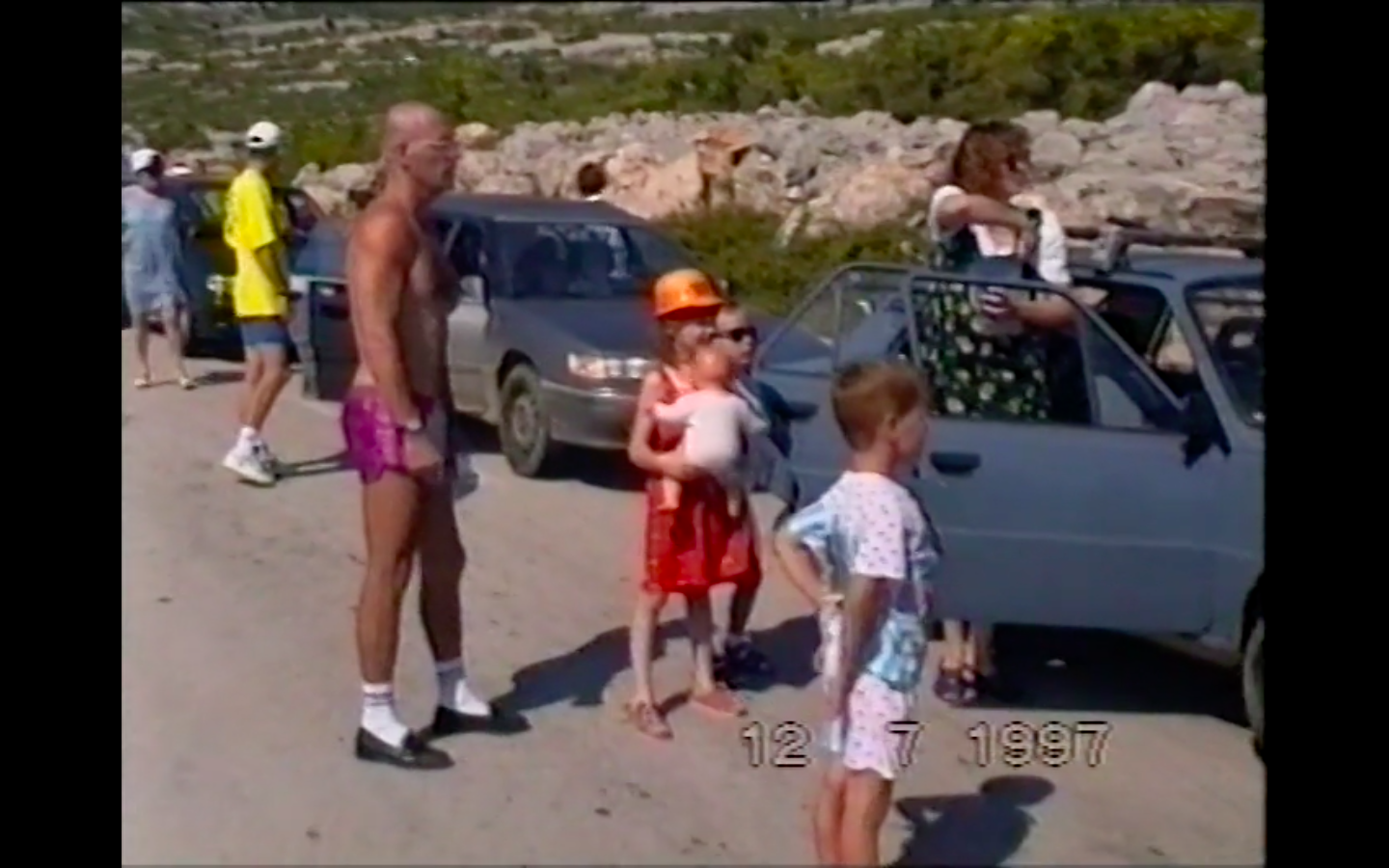 Dóriék a kompra várnak.