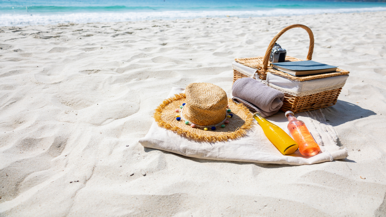 Strandkellékek a homokban.