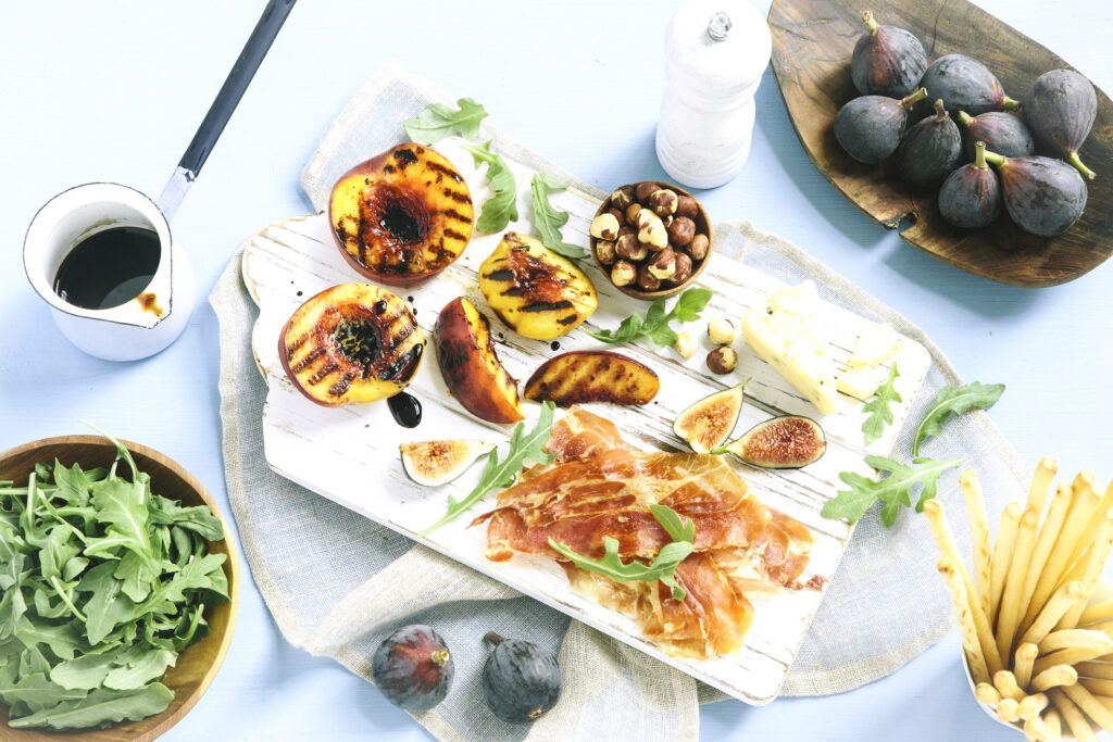 Grillezett gyümölcsök érlelt sonkával