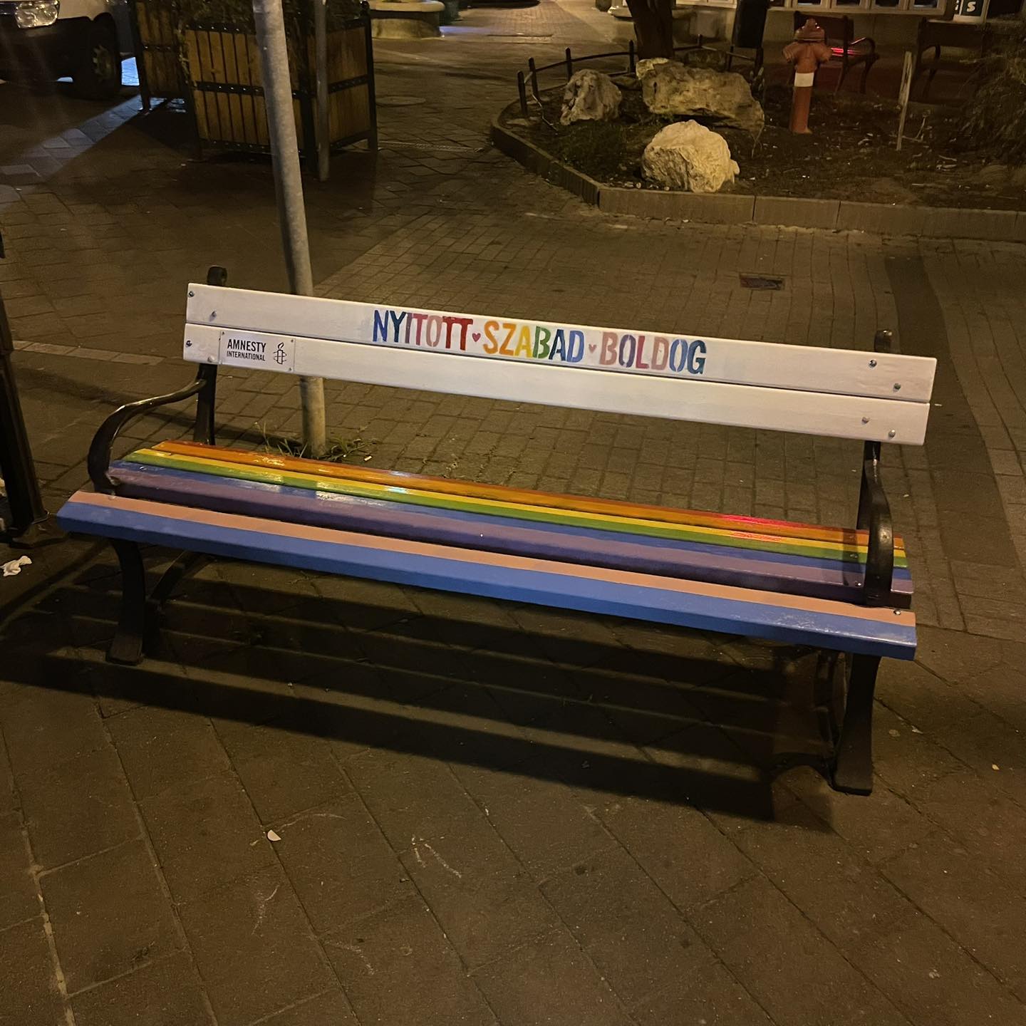 újra szivárványos pad