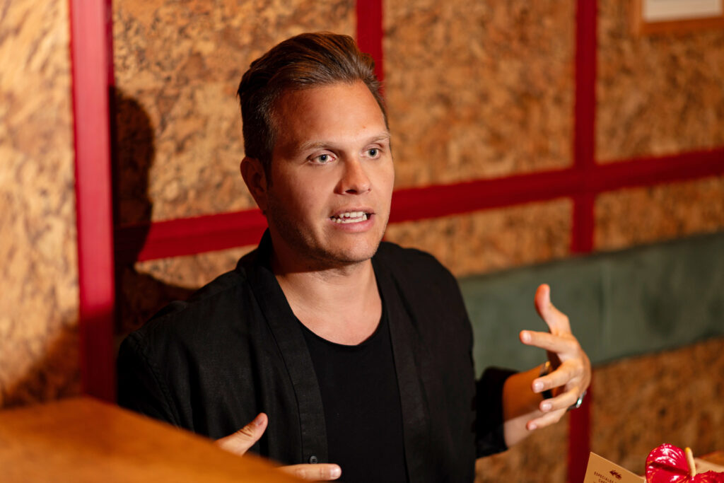 Dévényi Dani, UnoMas tapasbár