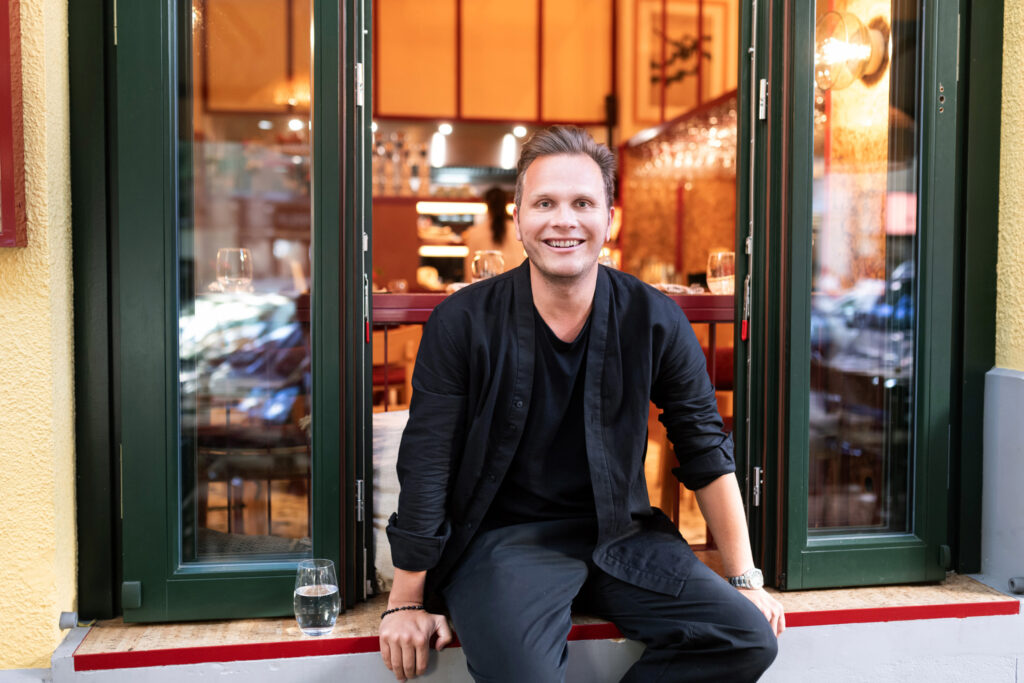 Dévényi Dani, UnoMas tapasbár