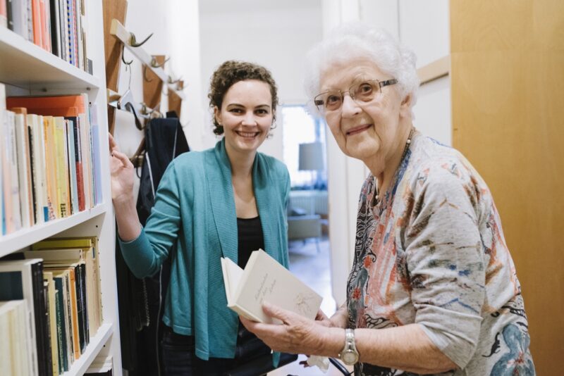 Az idős főbérlő és a vele összeköltöző egyetemista együttélését szerződés szabályozza © Wohnbuddy