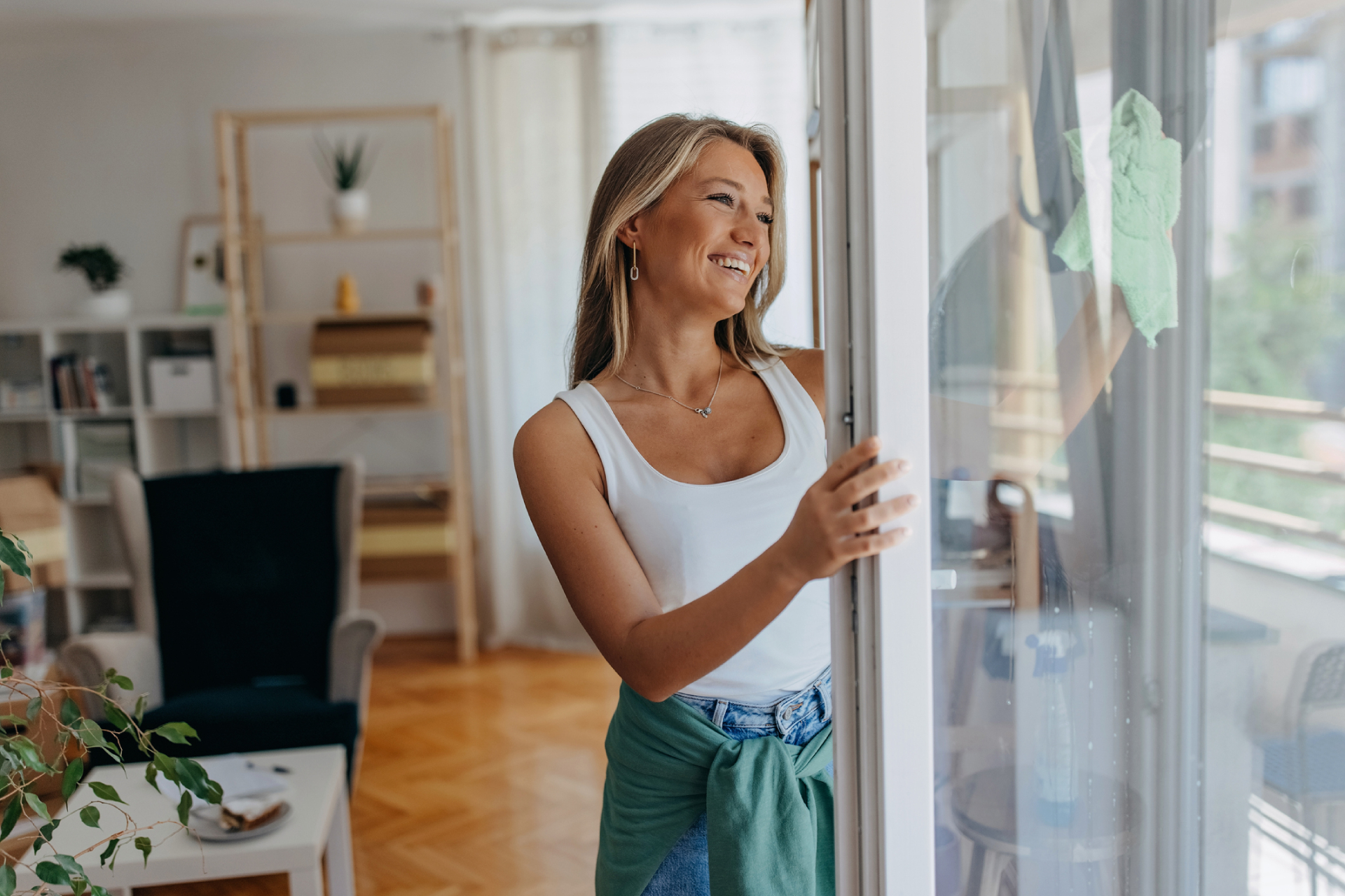 Ablakot tisztító nő.