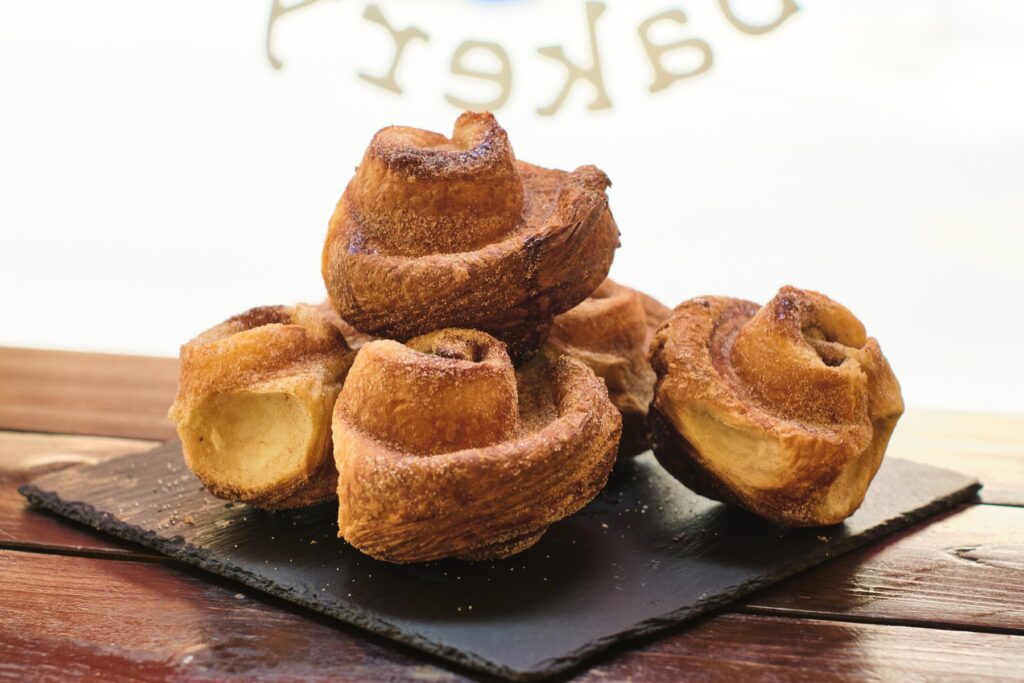 Arán Bakery, A pékség emblematikus fahéjas tekercsei 