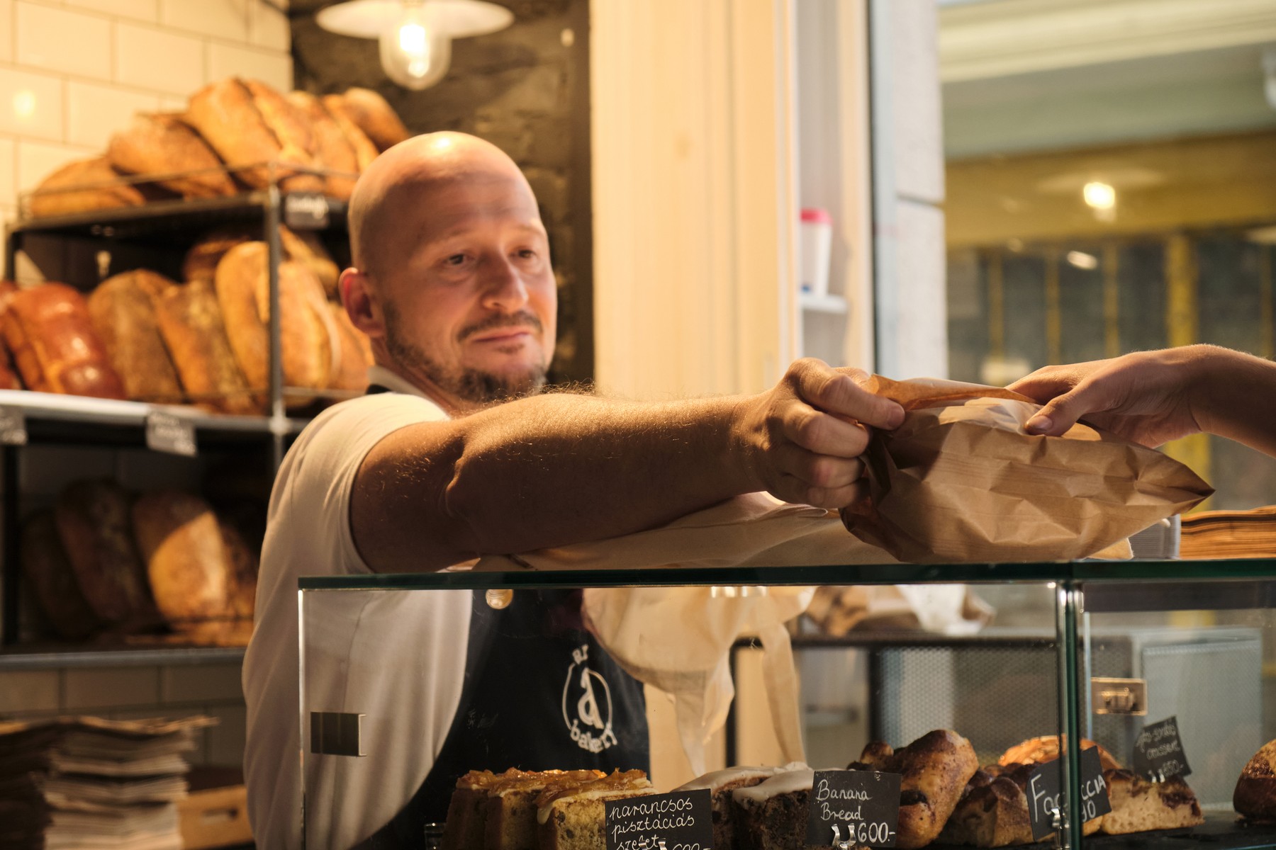 Pécsi Attila péksége pultjában, Arán Bakery