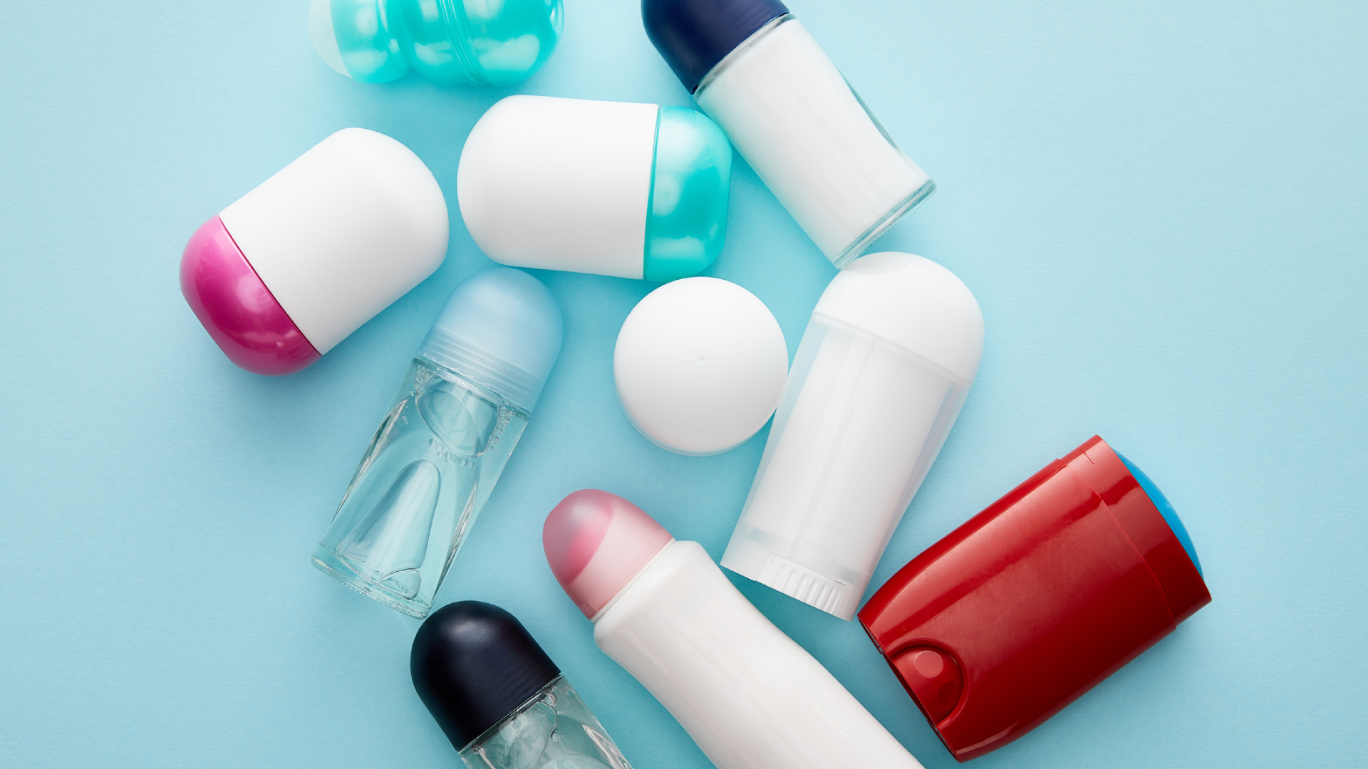 Dezodorok kiszórva kék alapra.