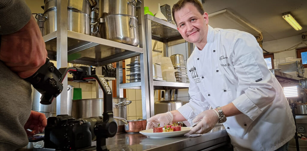 Erhardt Zoltán az étterme konyháján 