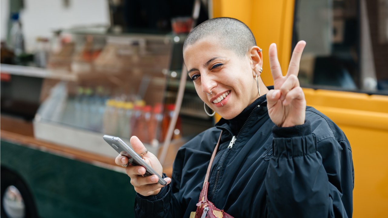 Kopaszra nyírt hajú nő.