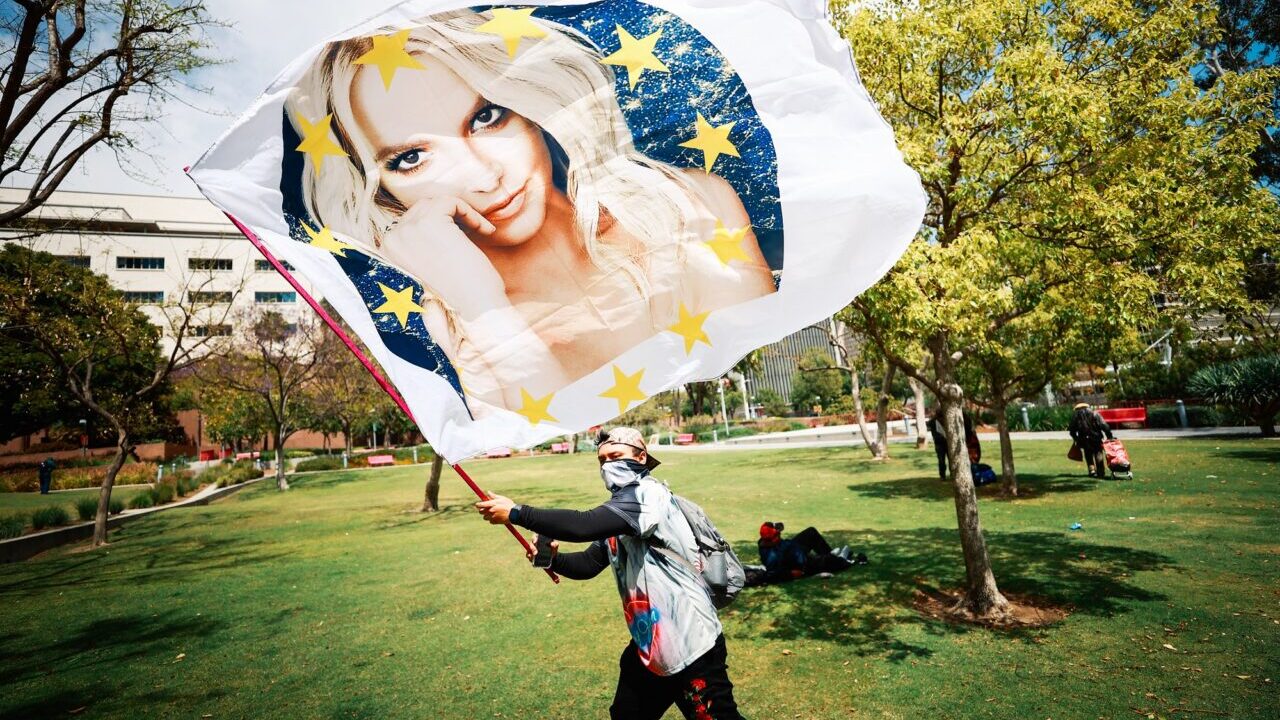 A #FreeBritney mozgalom támogatói a Los Angeles-i bíróság épületénél (Fotó: Matt Winkelmeyer/Getty Images)