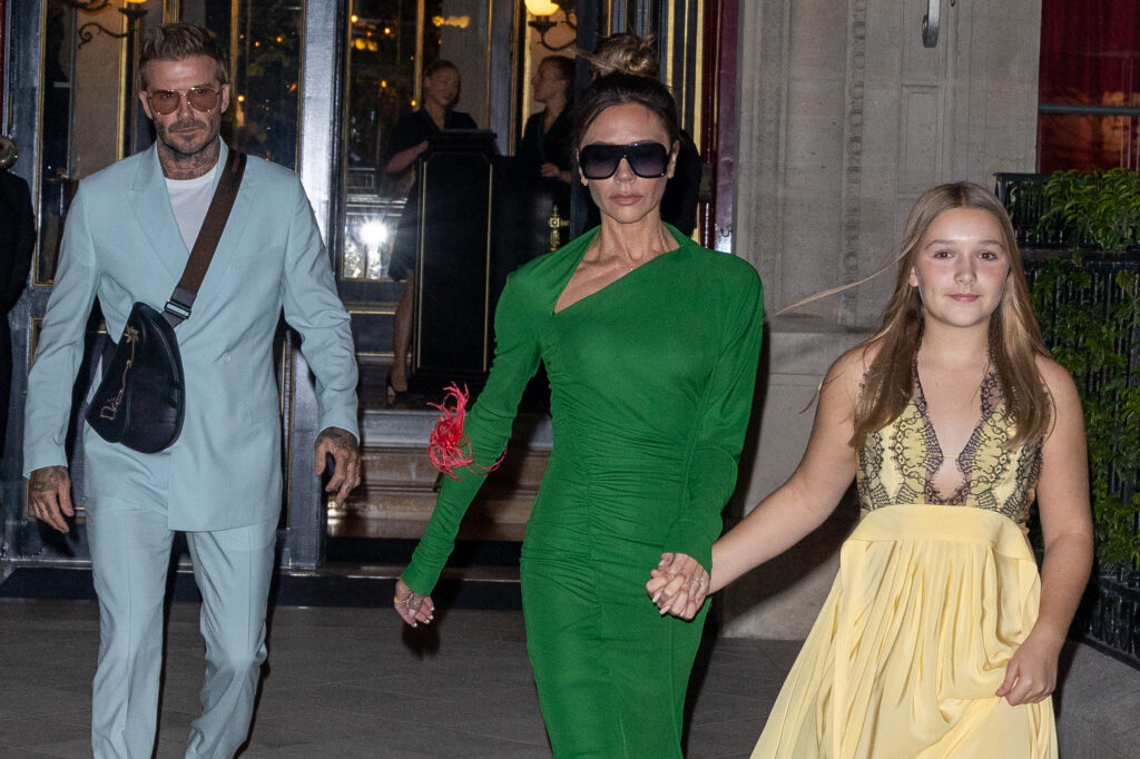 David Beckham, Victoria Beckham és Harper Beckham 2022. szeptember 30-án Párizsban, Franciaországban