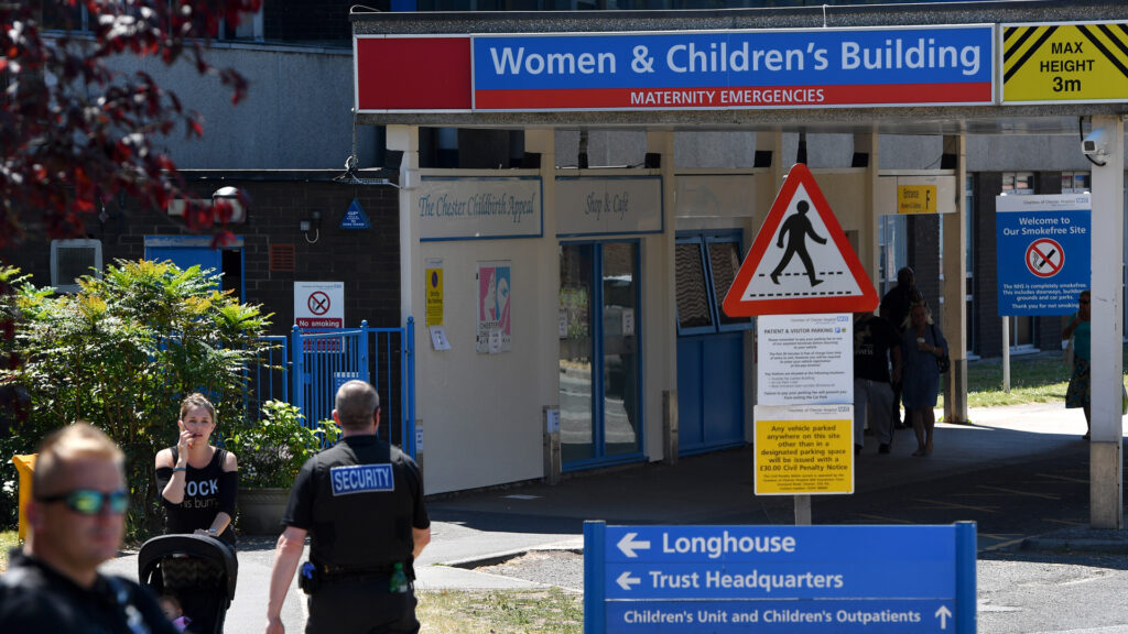 Biztonságiak a Chester Kórház előtt