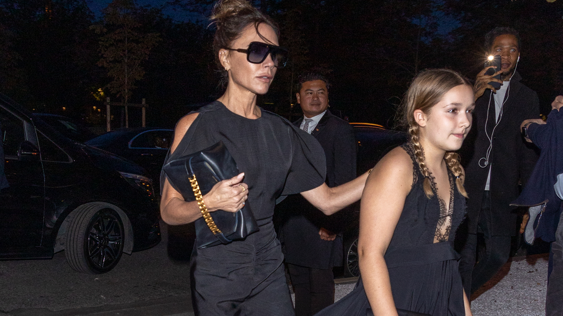 Victoria Beckham és lánya, Harper Beckham 2022. szeptember 30-án Párizsban, Franciaországban.