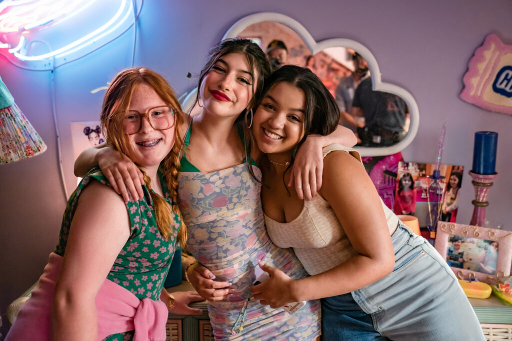 Millie Thorpe, Sunny Sandler és Dylan Chloe Dash