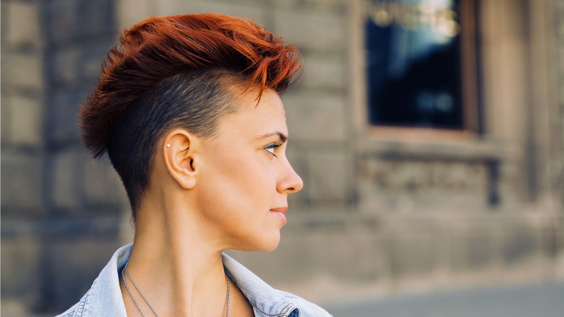 Vörös mohawk frizurát viselő nő.