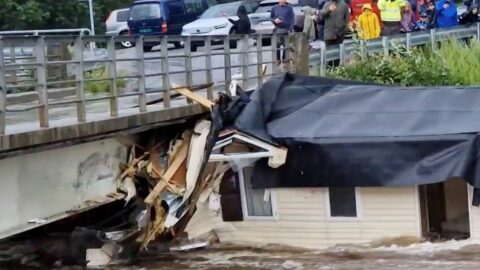 Megáradt folyó sodort el egy teljes házat - videó