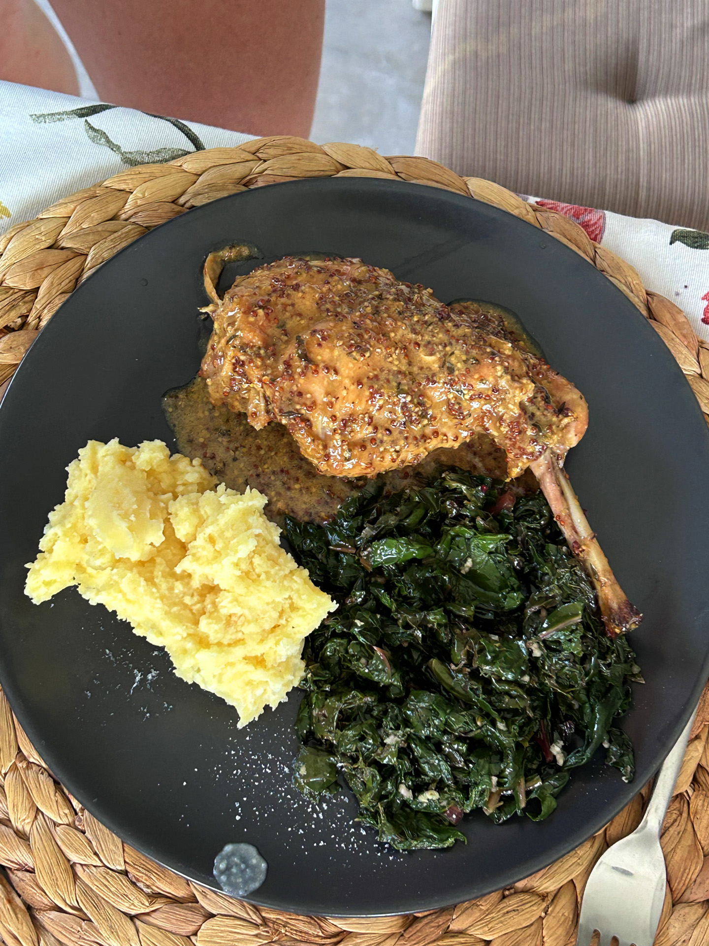 Nyúlcomb krumplipürével és mángolddal