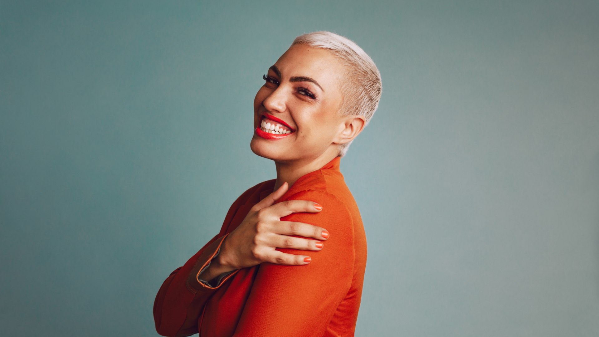 Rövid hajú, mosolygó nő.