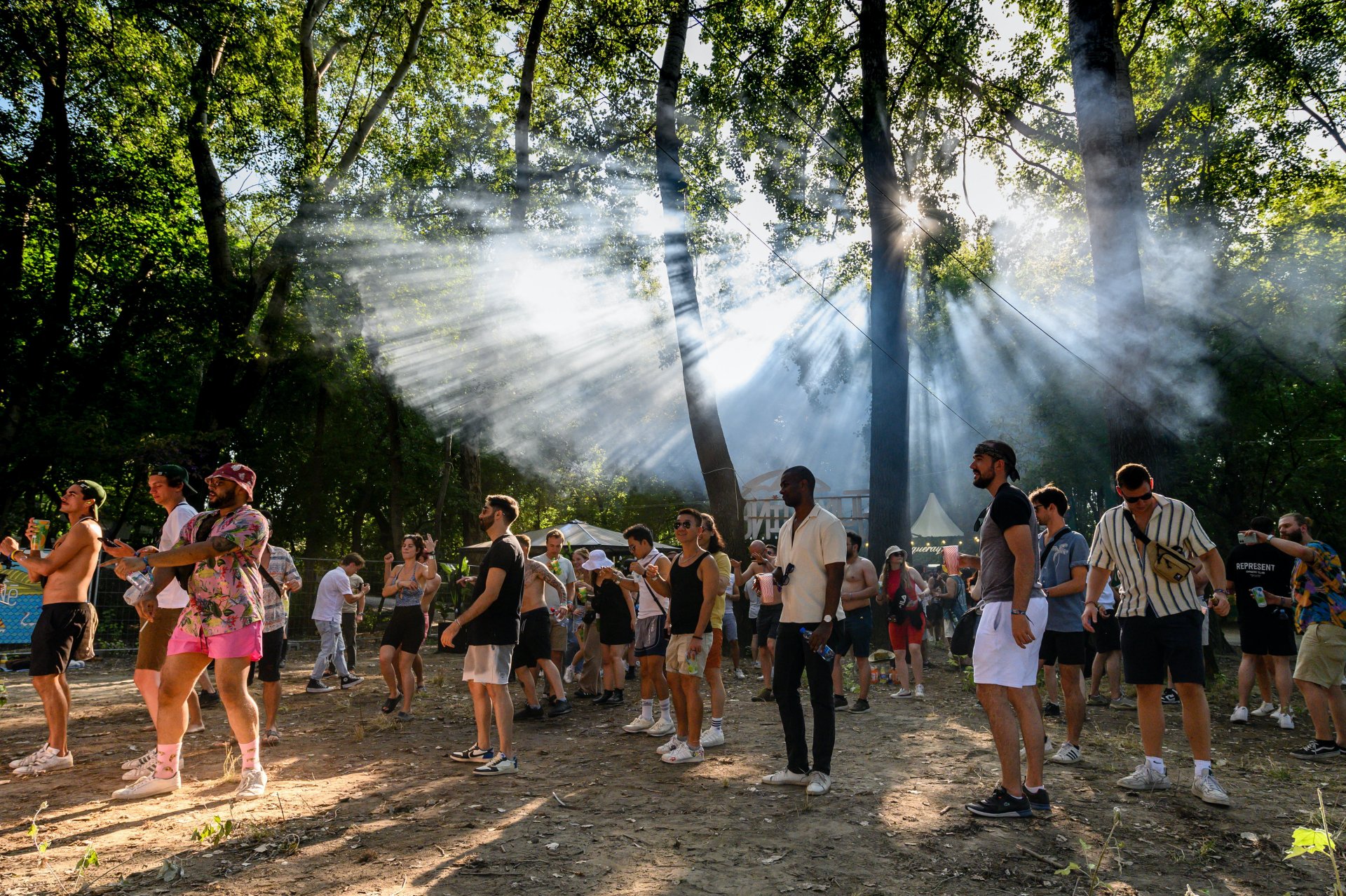 Fiatalok a 29. Sziget fesztivál harmadik napján az óbudai Hajógyári-szigeten 2023. augusztus 12-én