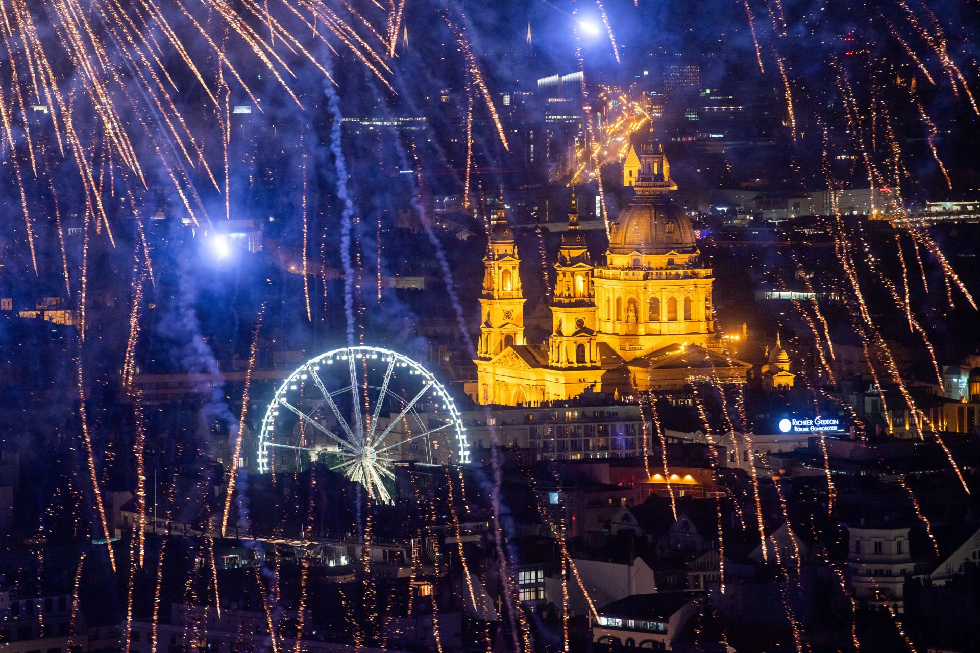 Tûzijáték Budapesten az államalapítás ünnepén, Szent István napján, 2023. augusztus 20-án. Háttérben a Budapest Eye óriáskerék és a Szent István Bazilika.