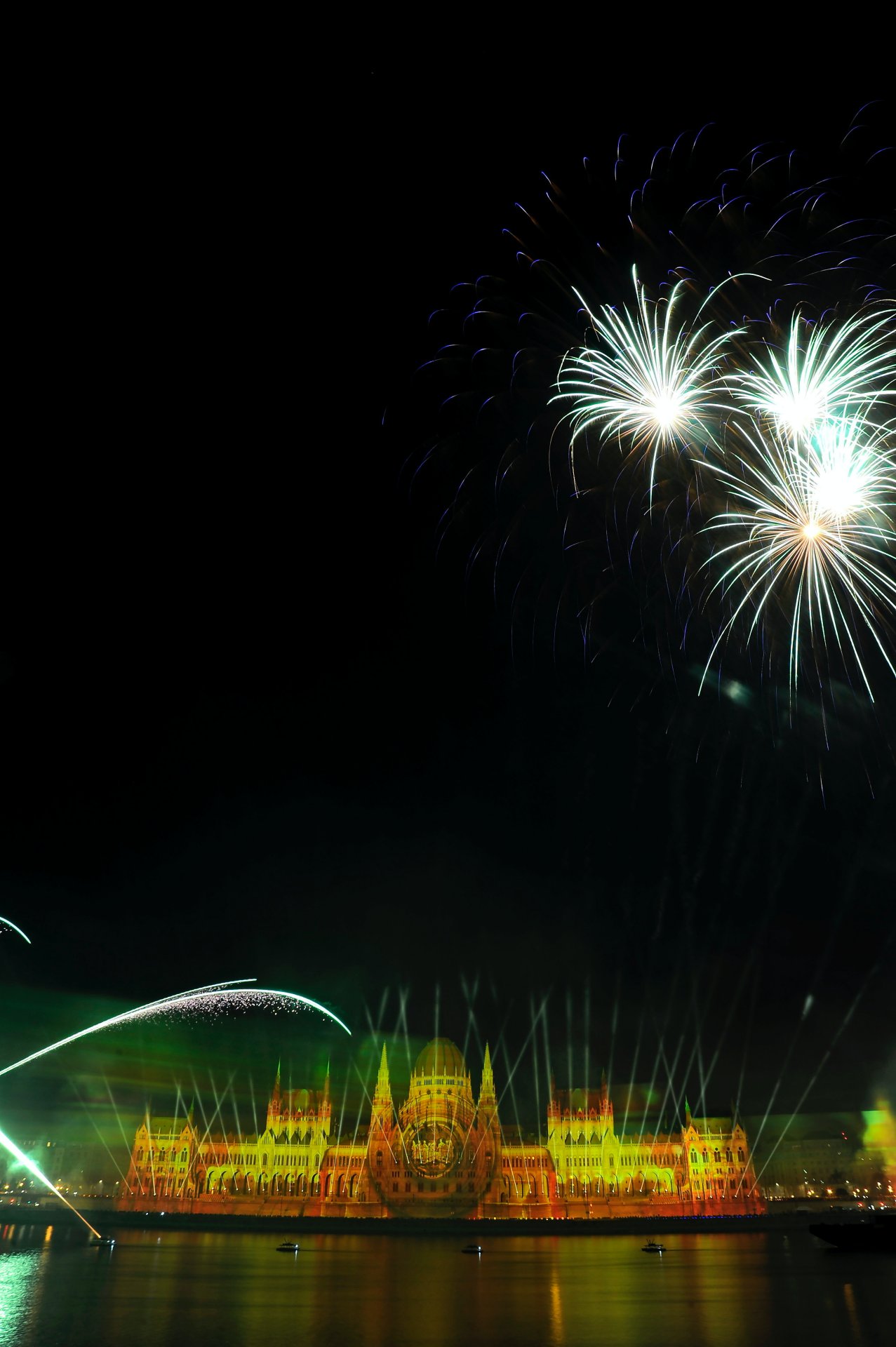 Tûzijáték Budapesten az államalapítás ünnepén, Szent István napján, 2023. augusztus 20-án. Szemben a Parlament.