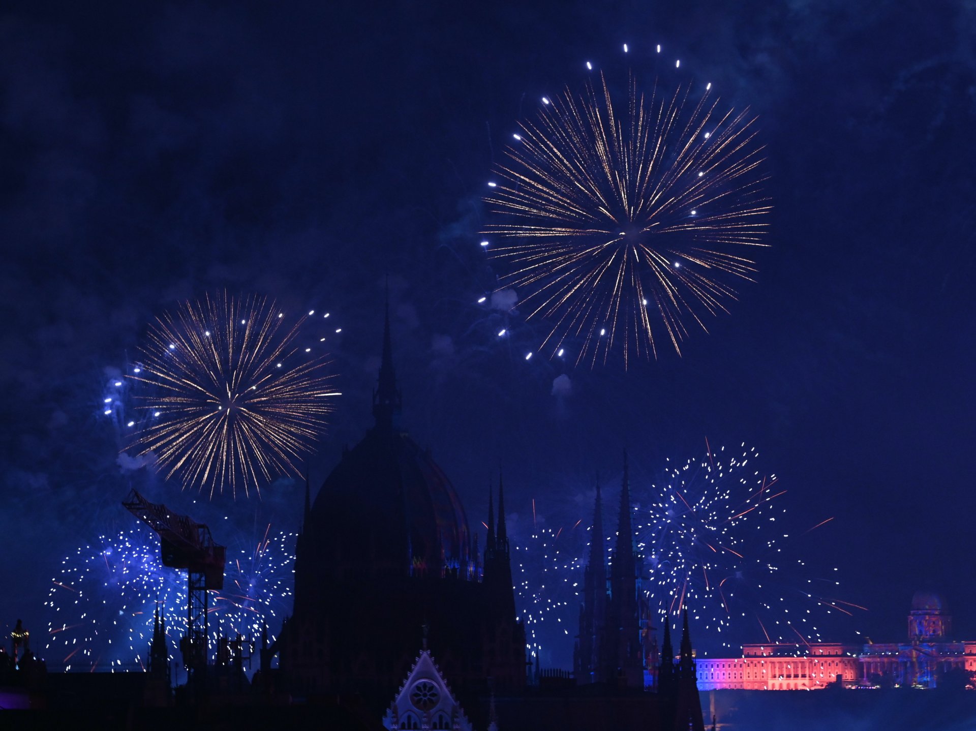 Tûzijáték Budapesten az államalapítás ünnepén, Szent István napján, 2023. augusztus 20-án. Elõtérben a Parlament.
