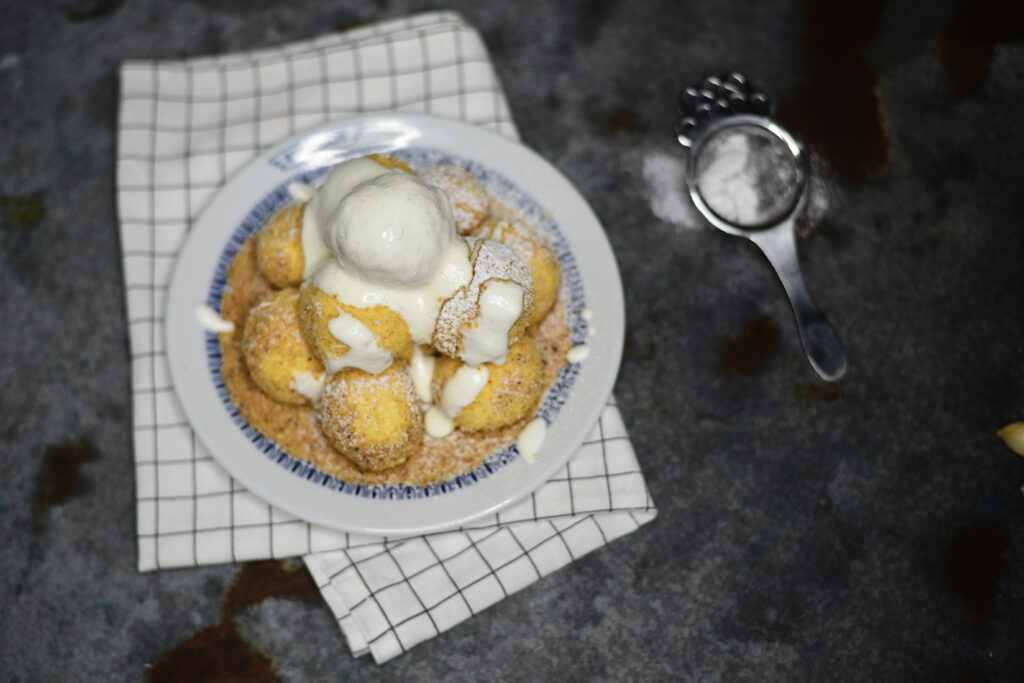 Túrógombóc pirított morzsával, tejföllel