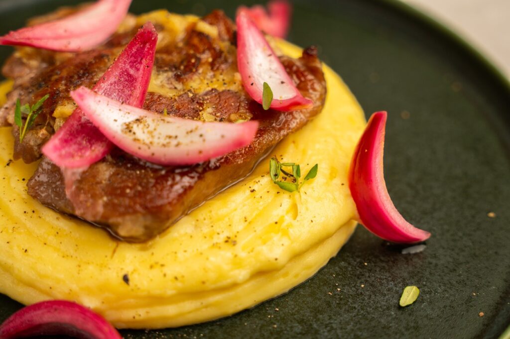 Sertéstarja krémes burgonyapürével és savanyított lilahagymával