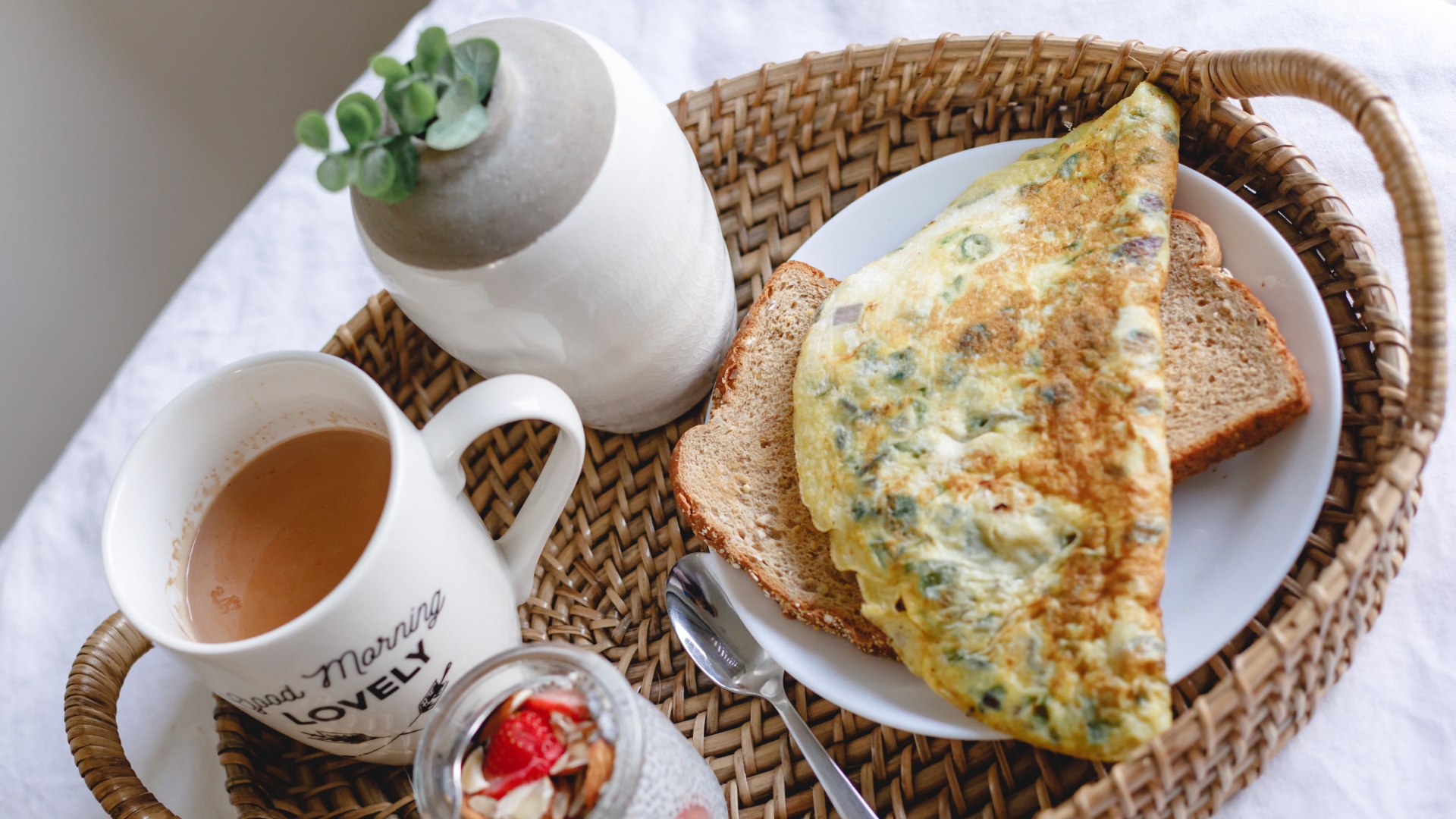 Reggelizőkosárban díszek, tea és omlett.