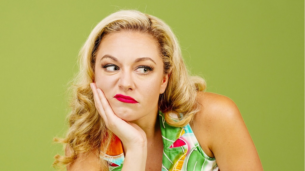 Irigykedve fintorgó nő