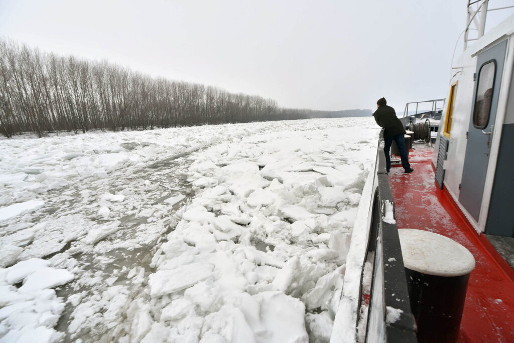 Jégtörő hajó a Dunán