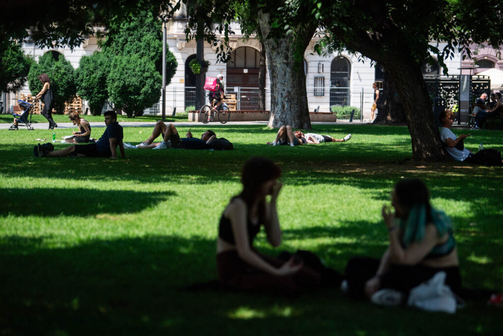 Fiatalok hűsölnek az árnyékban