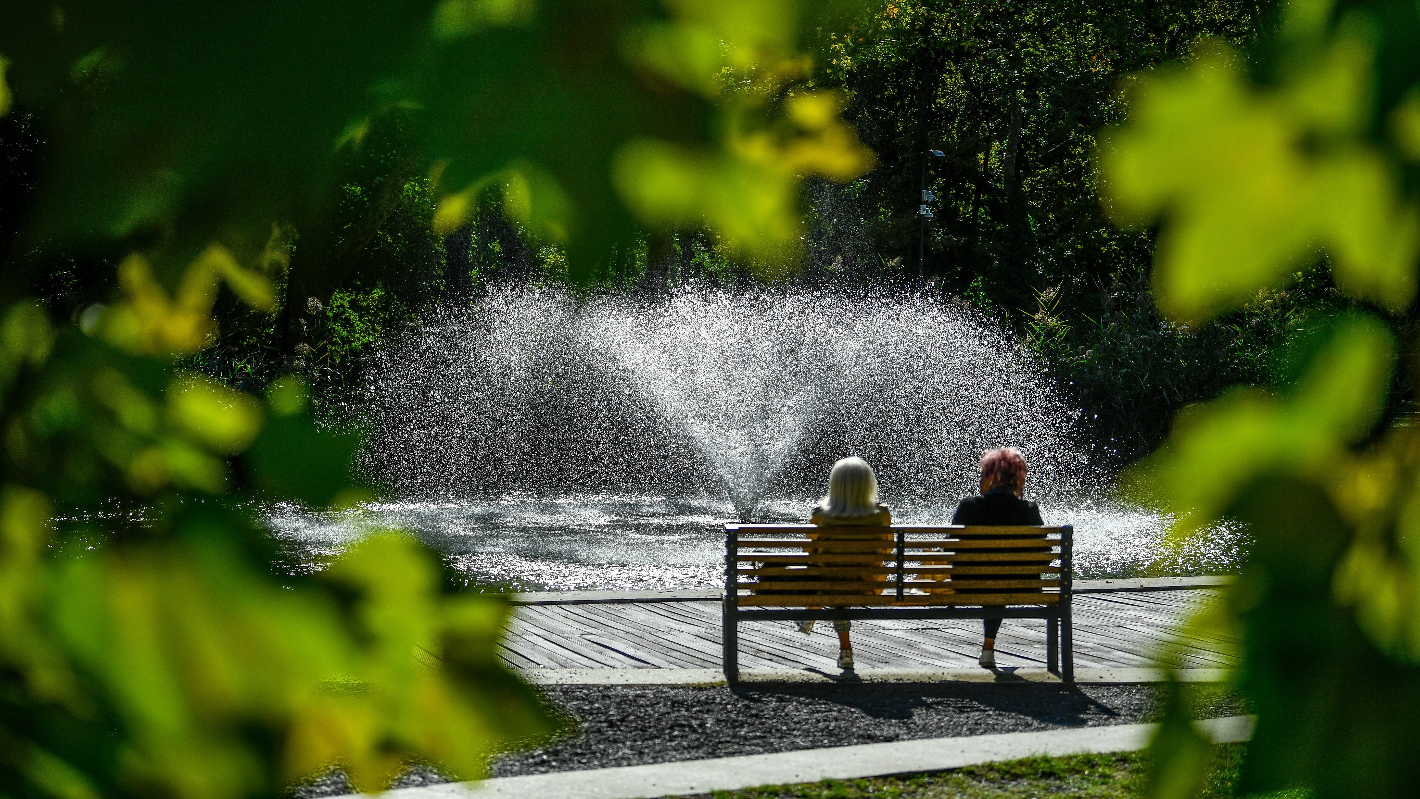 Szökőkút az őszi napsütésben a debreceni Nagyerdőben lévő Békás-tónál