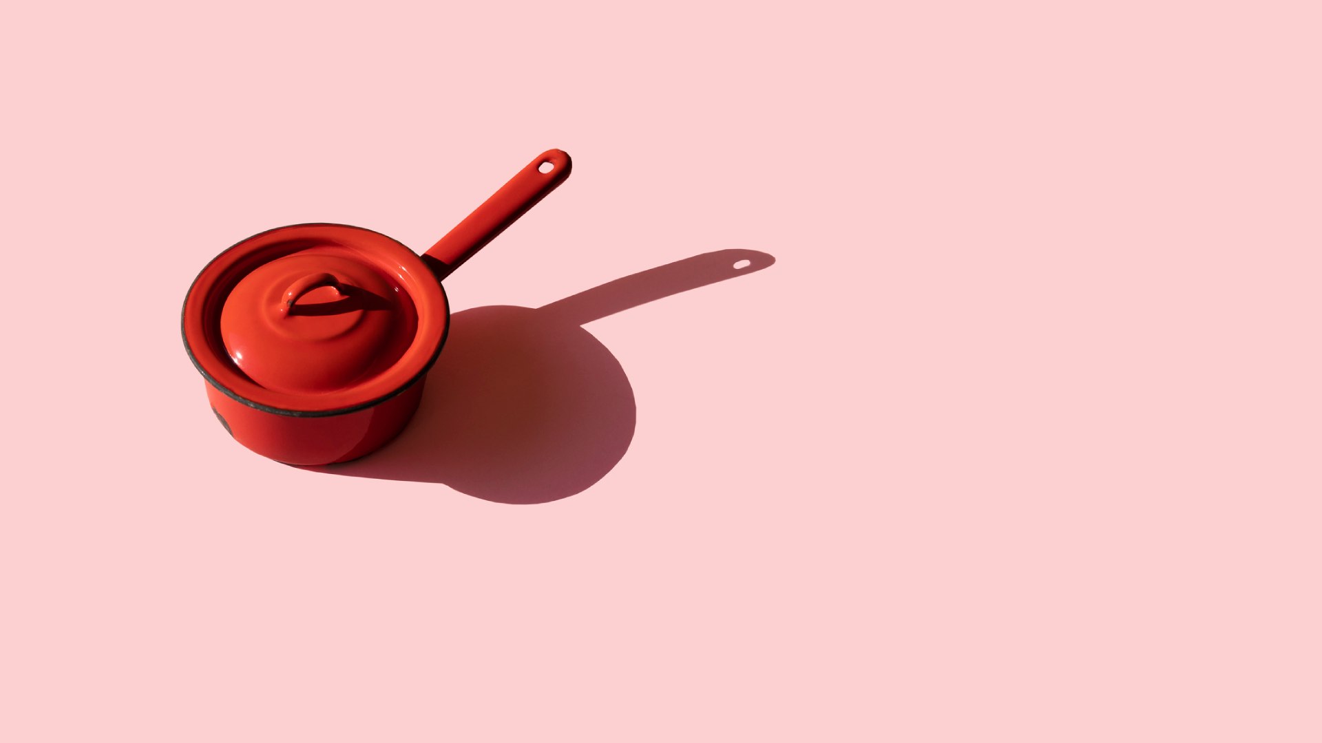 Piros füles lábos rózsaszíb háttérrel.