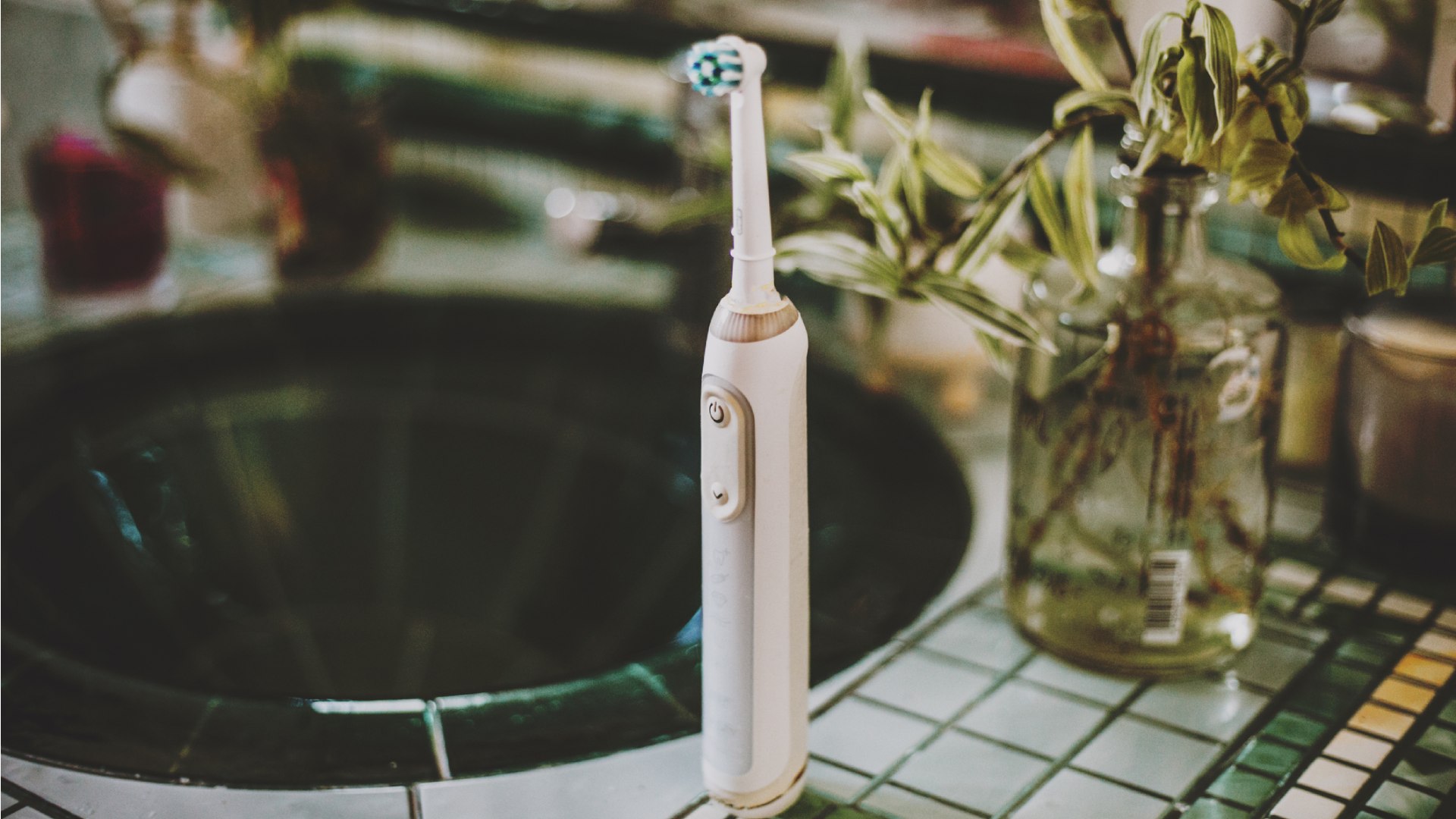 Elektromos fogkefe egy kagyló szélén.